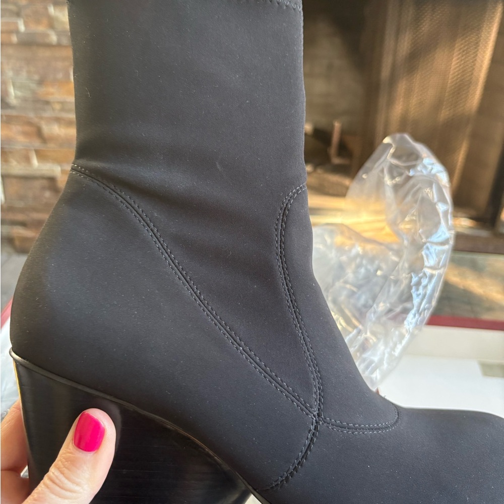Chic Donald Pliner Black Heeled Booties